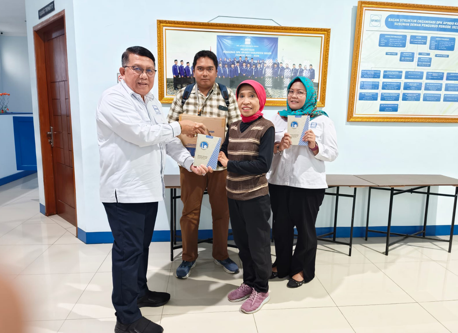 Memberikan Bantuan Al-Qur'an pada Ponpes Shodiqus Sholihin, Pendirinya Ustad Saeful, Kp.Pasir Pogor RT.01 RW.06 Desa Cipelang, Cijeruk - Bogor.